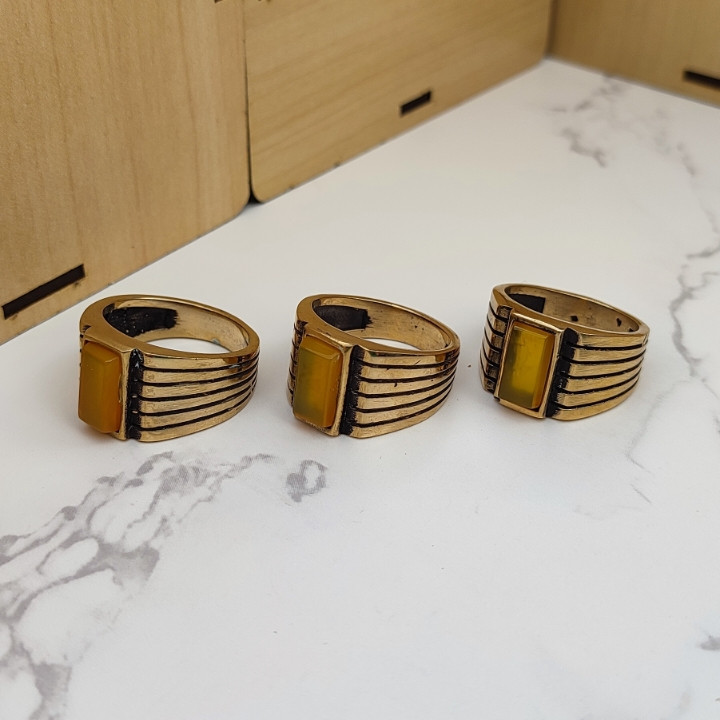 انگشتر نگین دار مردانه طلایی رنگ ثابت