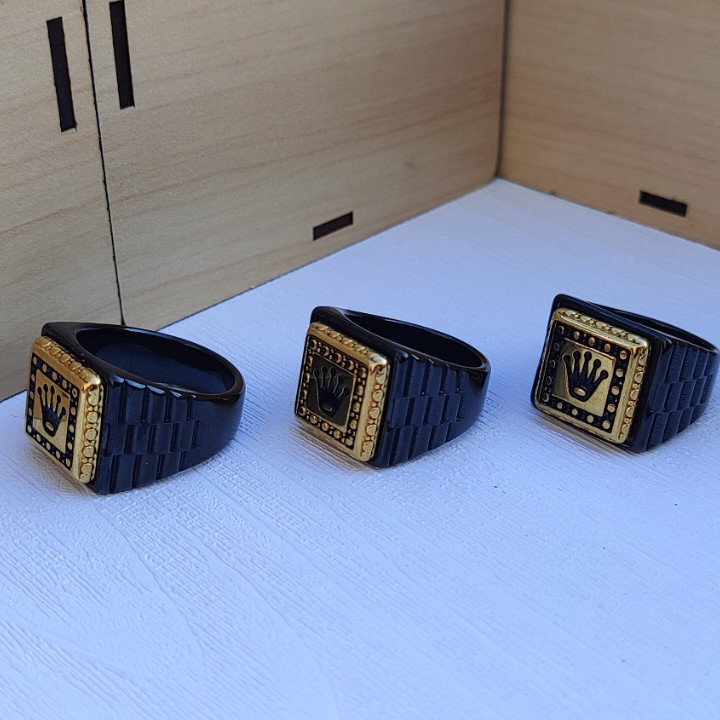 خرید انگشتر مردانه مشکی طلایی استیل رنگ ثابت