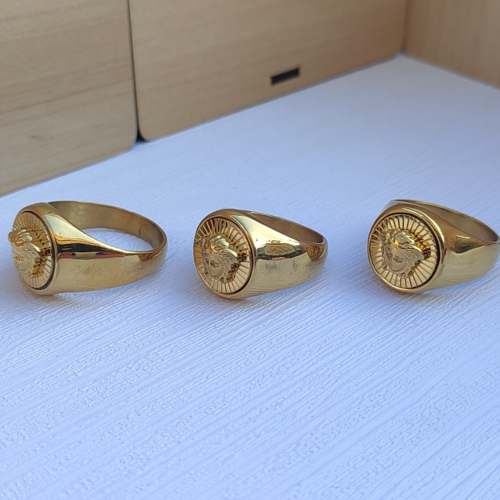 خرید انگشتر ورساچه پسرانه طلایی رنگ ثابت۲