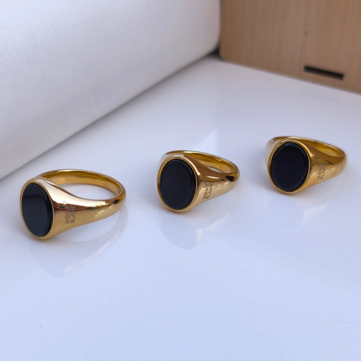 خرید انگشتر مردانه طلایی نگین دار استیل رنگ ثابت