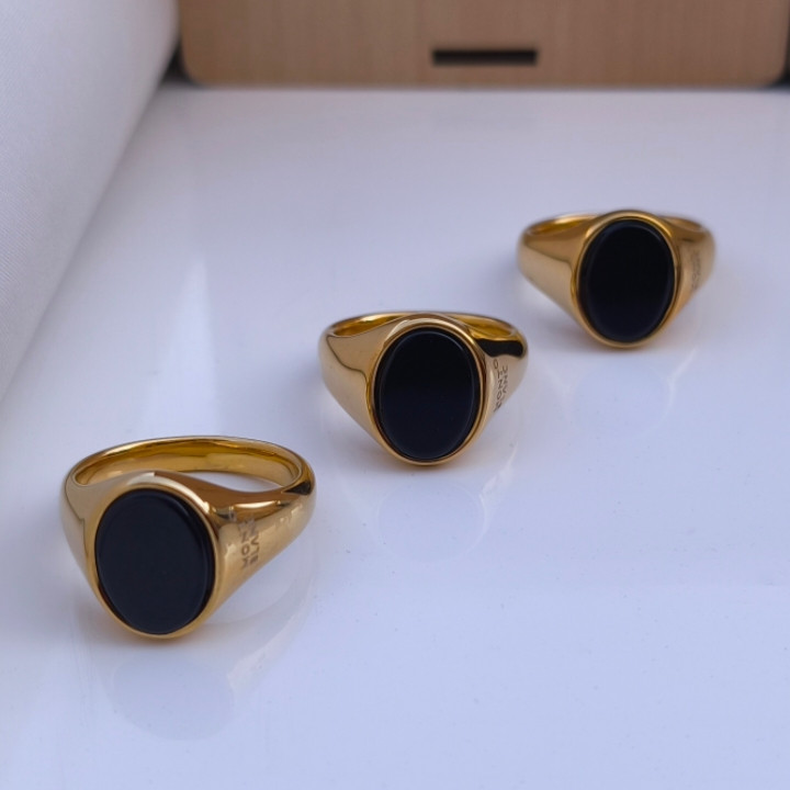 خرید انگشتر نگین مشکی مردانه طلایی