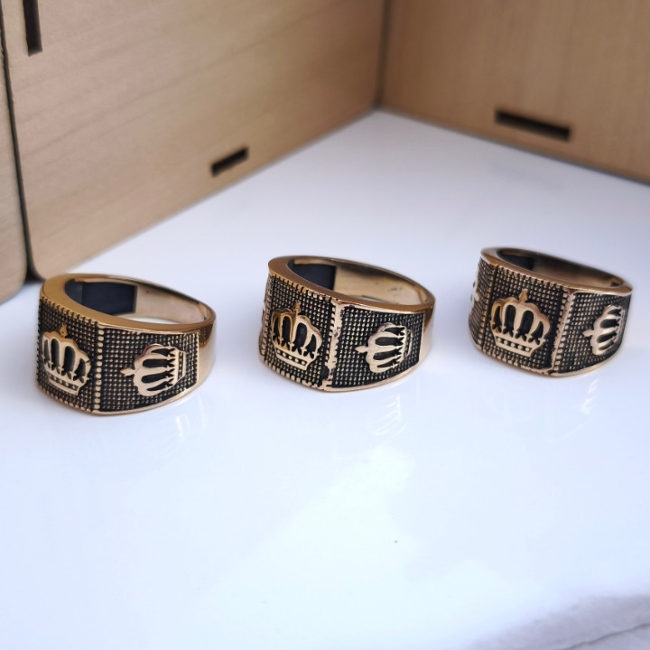 خرید انگشتر مردانه تاج طلایی رنگ ثابت