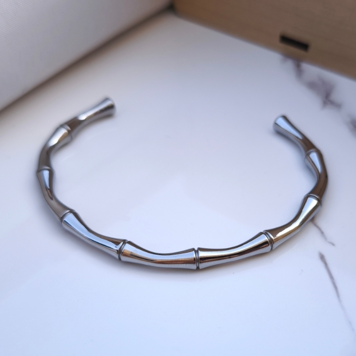 خرید دستبند پسرانه طرح بامبو نقره ای رنگ ثابت