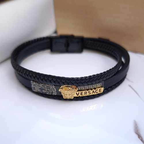 خرید دستبند چرمی ورساچه مشکی سه دور شیک