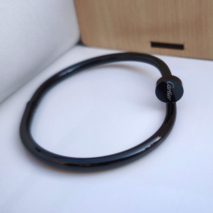 خرید دستبند کارتیر مشکی استیل طرح میخی مردانه رنگ ثابت مناسب کادو