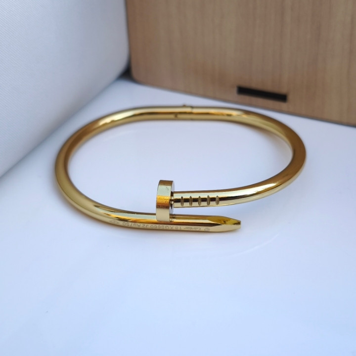 خرید دستبند طرح میخی مردانه کارتیه طلایی استیل رنگ ثابت شیک ارزان