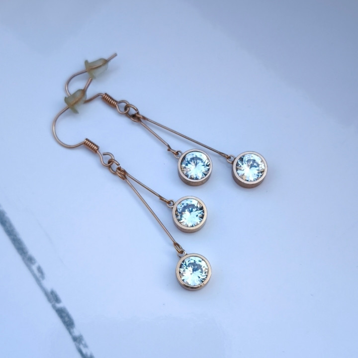 خرید گوشواره زنانه نگین دار چنگکی شیک رنگ ثابت